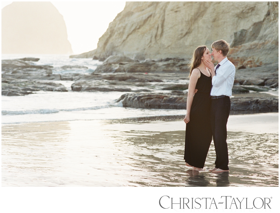 cape kiwanda engagement photos film_1105.jpg