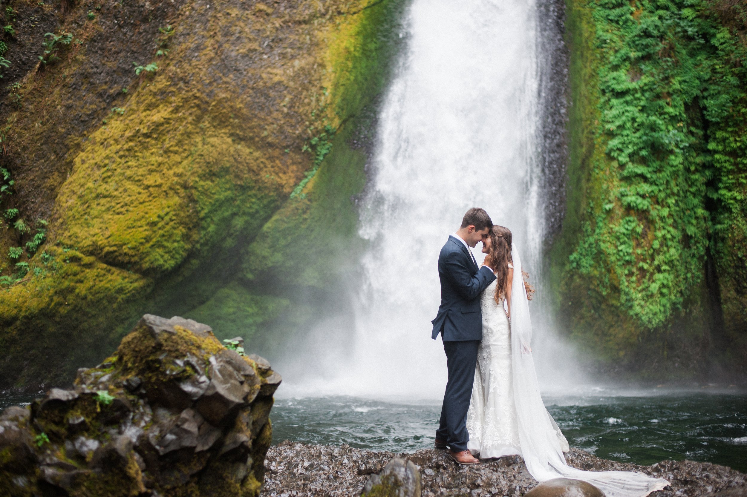 wahchlella_falls_elopement-9.jpg